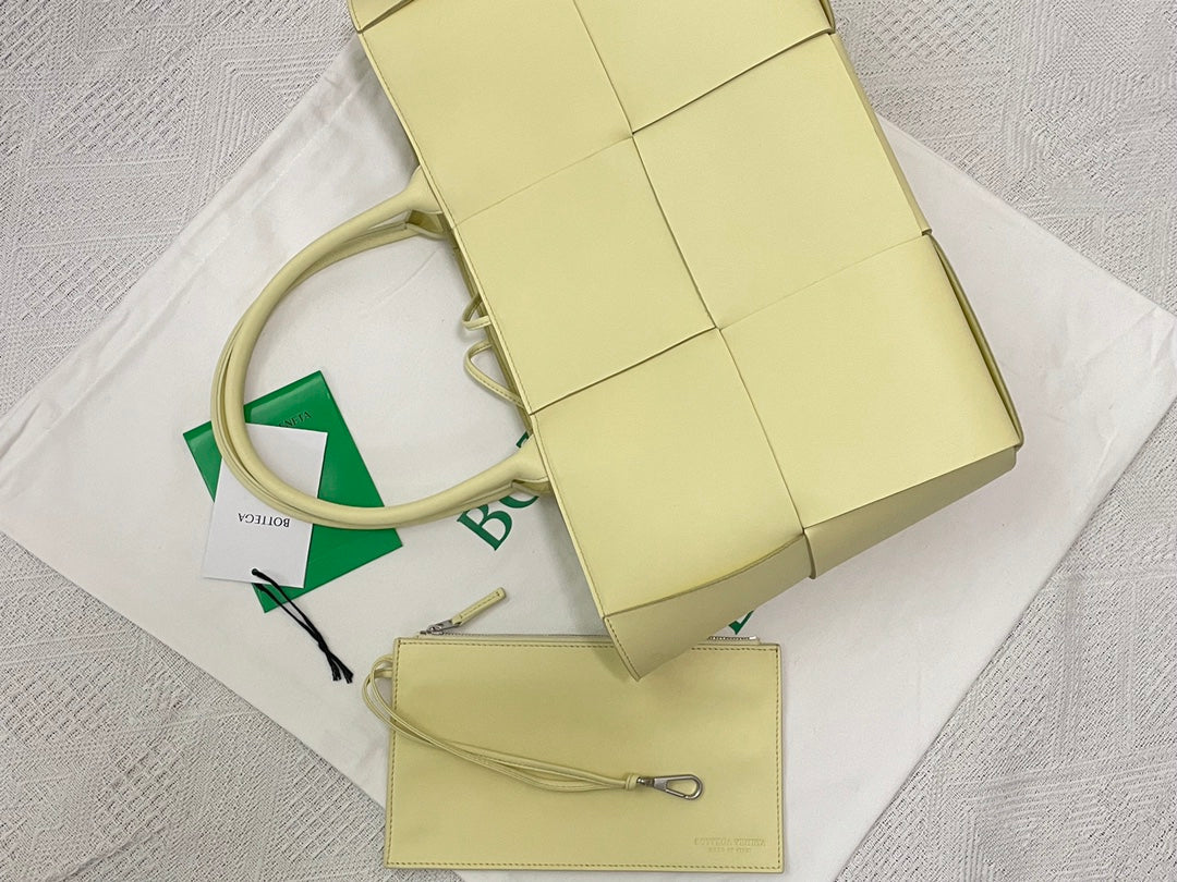 SMALL ARCO TOTE 30 IN LIGHT YELLOW LAMBSKIN House Of Sarah
