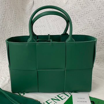 SMALL ARCO TOTE 30 IN GREEN PEA LAMBSKIN by House Of Sarah