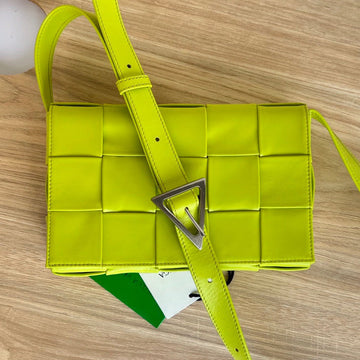 SMALL CASSETTE 23 IN VOLT GREEN CALFSKIN House Of Sarah