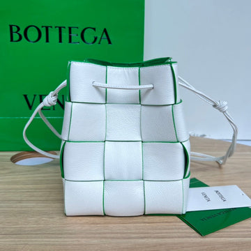 SMALL CASSETTE BUCKET 18 IN WHITE AND GREEN LINING CALFSKIN House Of Sarah