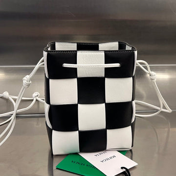 SMALL CASSETTE BUCKET 18 IN WHITE MIX BLACK CALFSKIN House Of Sarah
