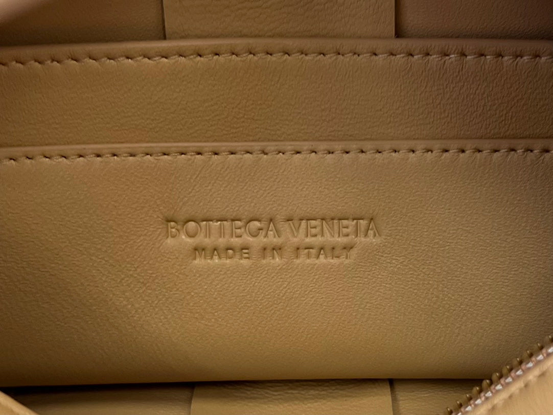 BRICK CASSETTE 28 IN HARVEST GOLD CALFSKIN House Of Sarah