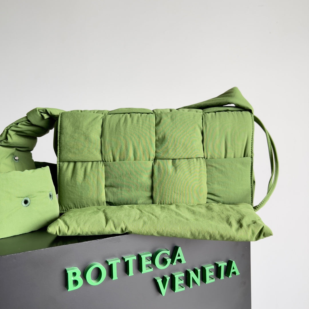 BV CASSETTE 32 BAG IN GREEN FERN POLYAMIDE by House Of Sarah