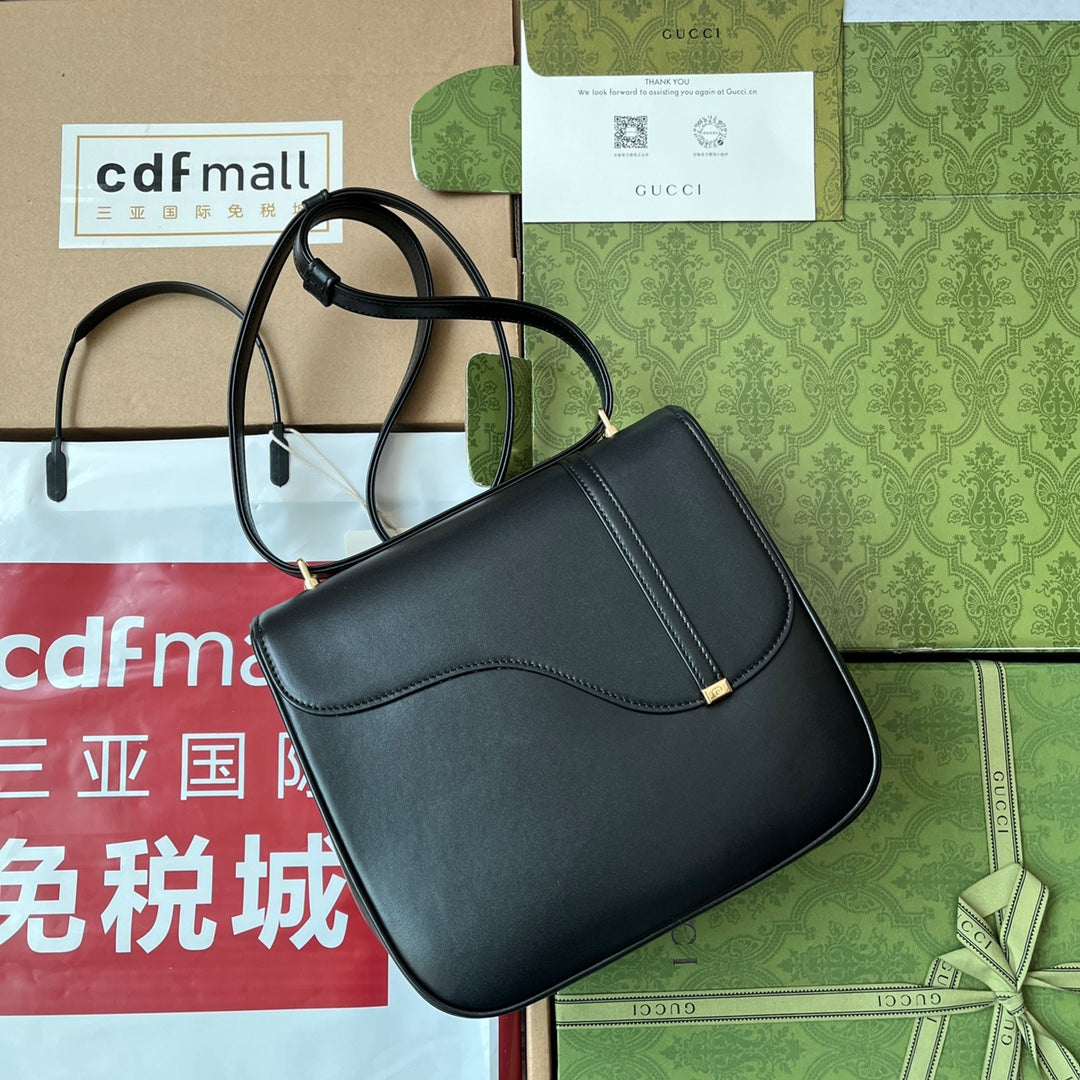 EQUESTRIAN SHOULDER BAG 21 IN BLACK CALFSKIN GOLD HARDWARE