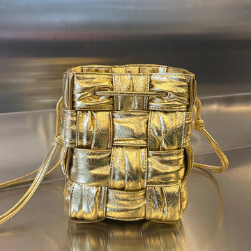 SMALL CASSETTE BUCKET 18 IN GOLD METALLIC SOFT LAMBSKIN House Of Sarah
