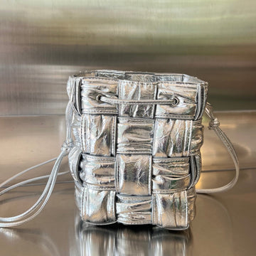 SMALL CASSETTE BUCKET 18 IN SILVER METALLIC SOFT LAMBSKIN House Of Sarah