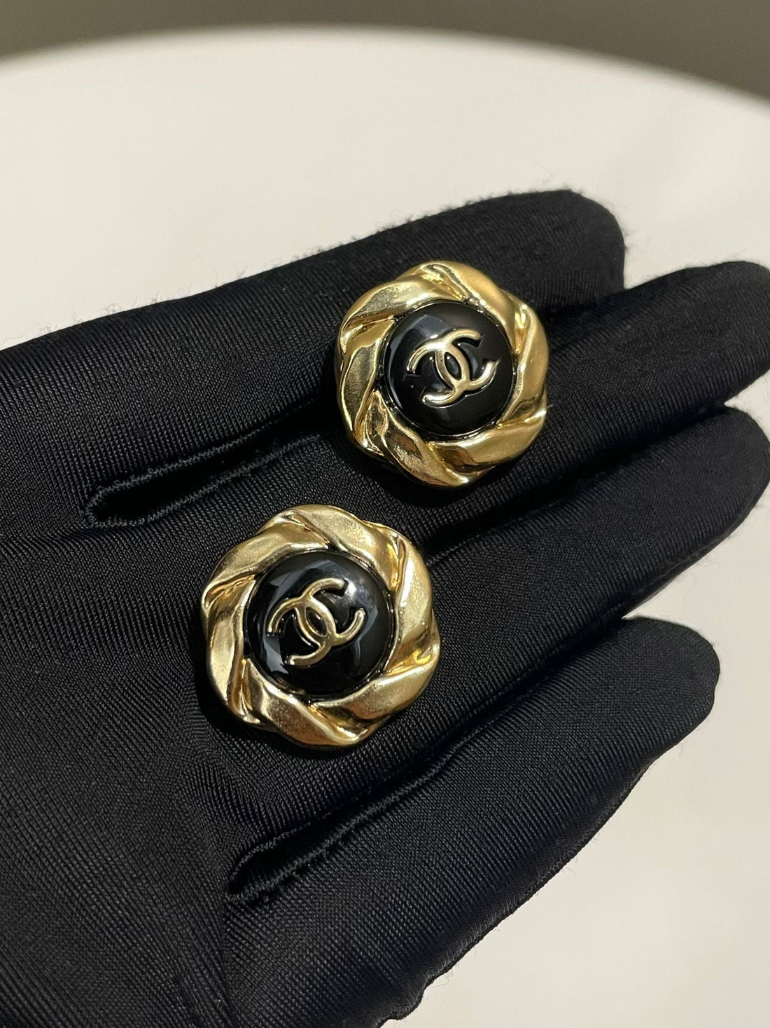 Chanel 22A CC Round Earrings