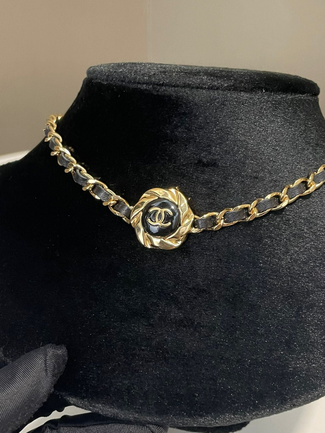 Chanel 22A Round Cc Logo Chain Necklace