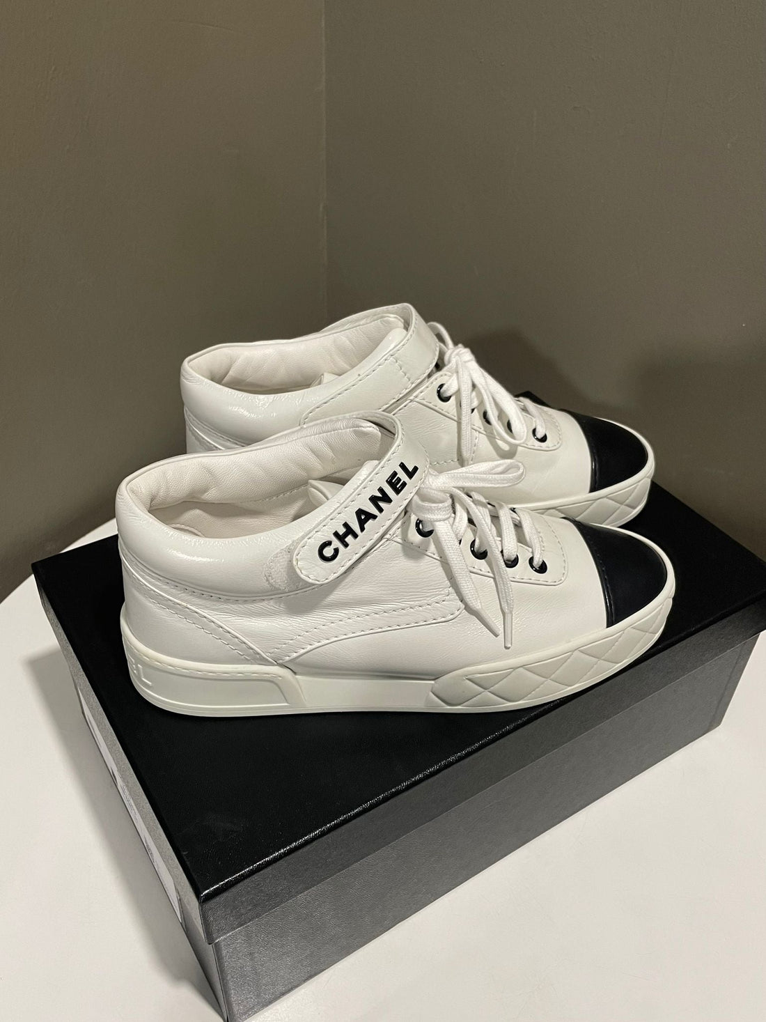 Chanel 23A Sneaker White / Black Size 38