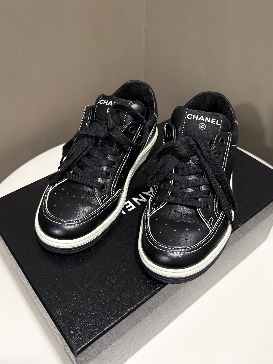 Chanel C H A N E L Sneaker Black / White Size 36