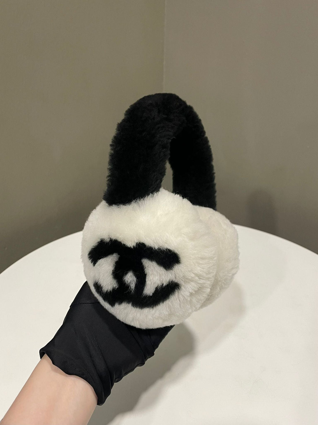 Chanel Cc Earmuffs Black / White Shearling