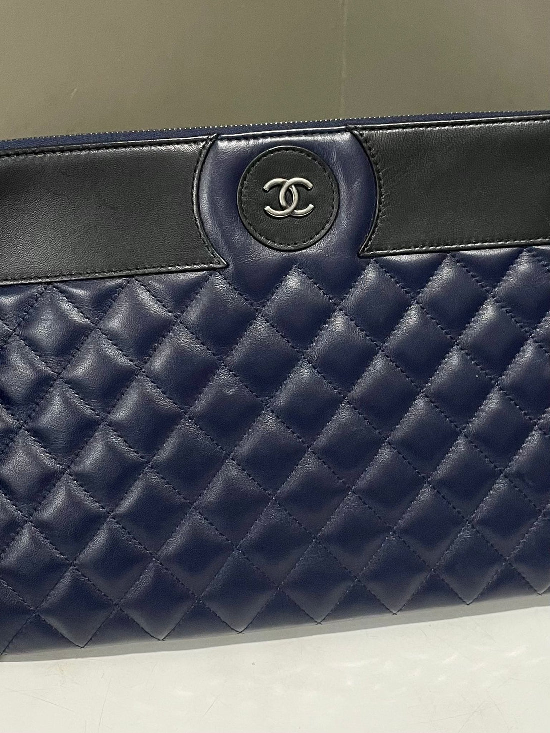 Chanel Cc Quilted Ocase Black / Dark Navy