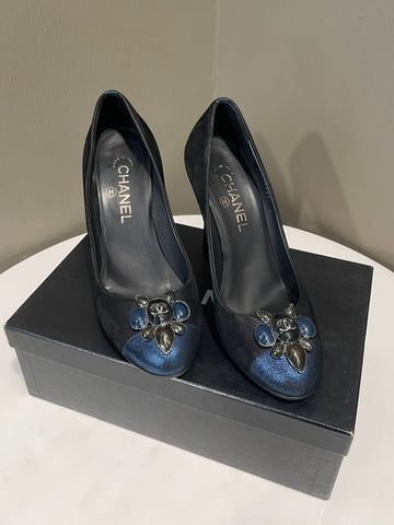 Chanel Embellished CC Cap Toe Pumps Midnight / Blue Size 38.5 C