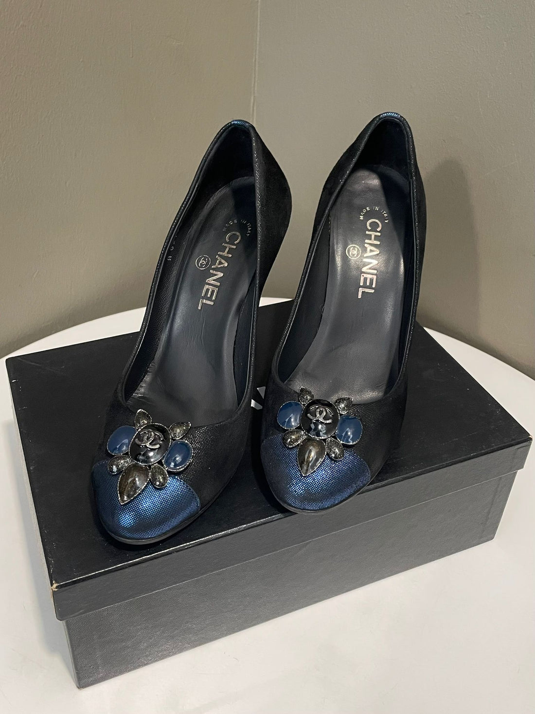 Chanel Embellished CC Cap Toe Pumps Midnight / Blue Size 38.5 C