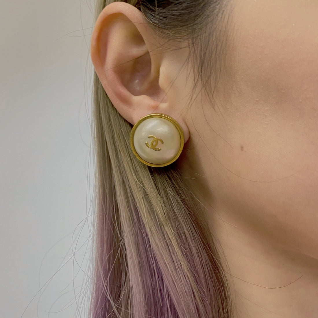 CHANEL   pearl gold earrings TWS