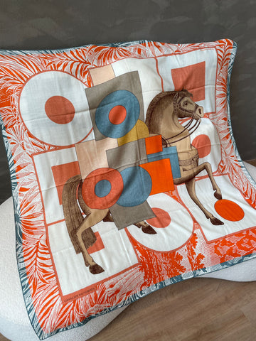 Hermes Cavalier en Formes Shawl 140 Blanc / Corail / Gris Bleuté