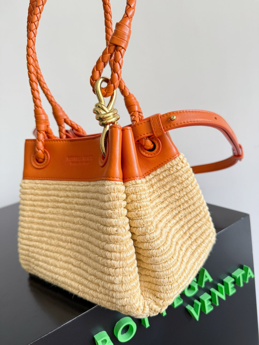 BOTTEGA VENETA 25S SMALL PARACHUTE 20 IN BURNED ORANGE CALFSKIN AND RAFFIA House Of Sarah