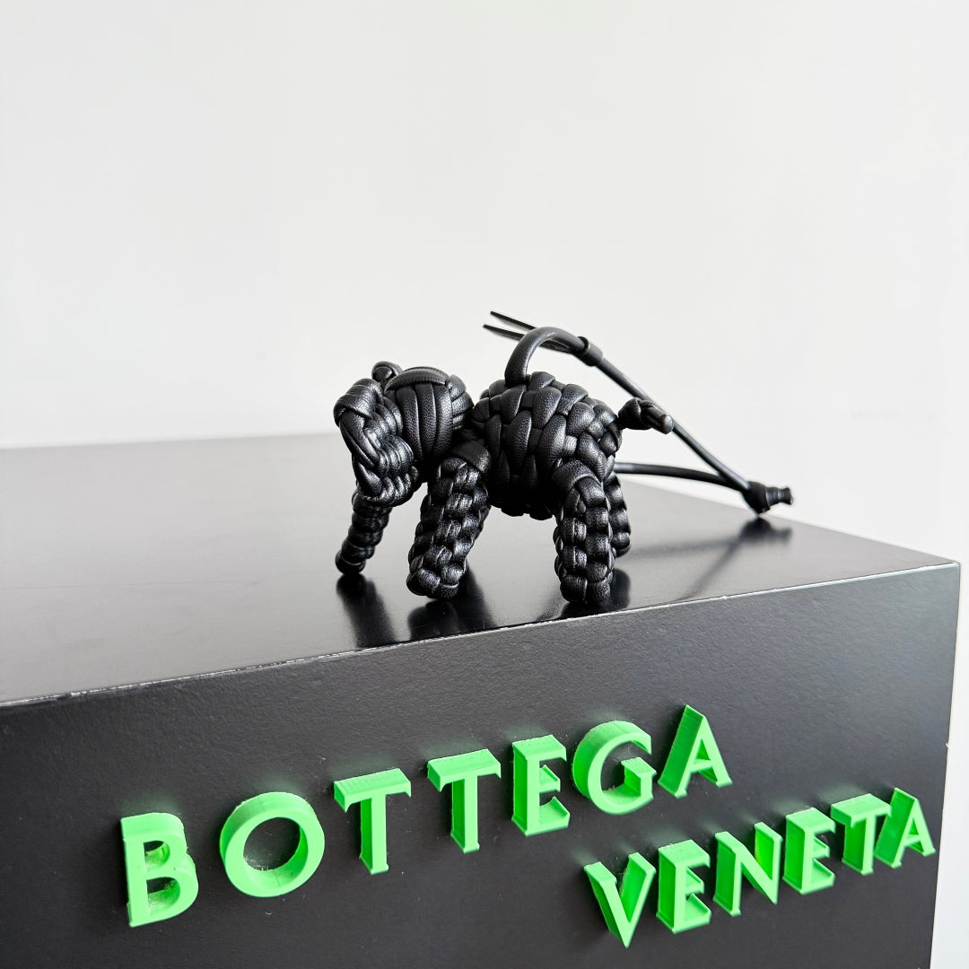 BOTTEGA VENETA 25S DAMEN ELEPHANT CHARM IN BLACK CALFSKIN House Of Sarah