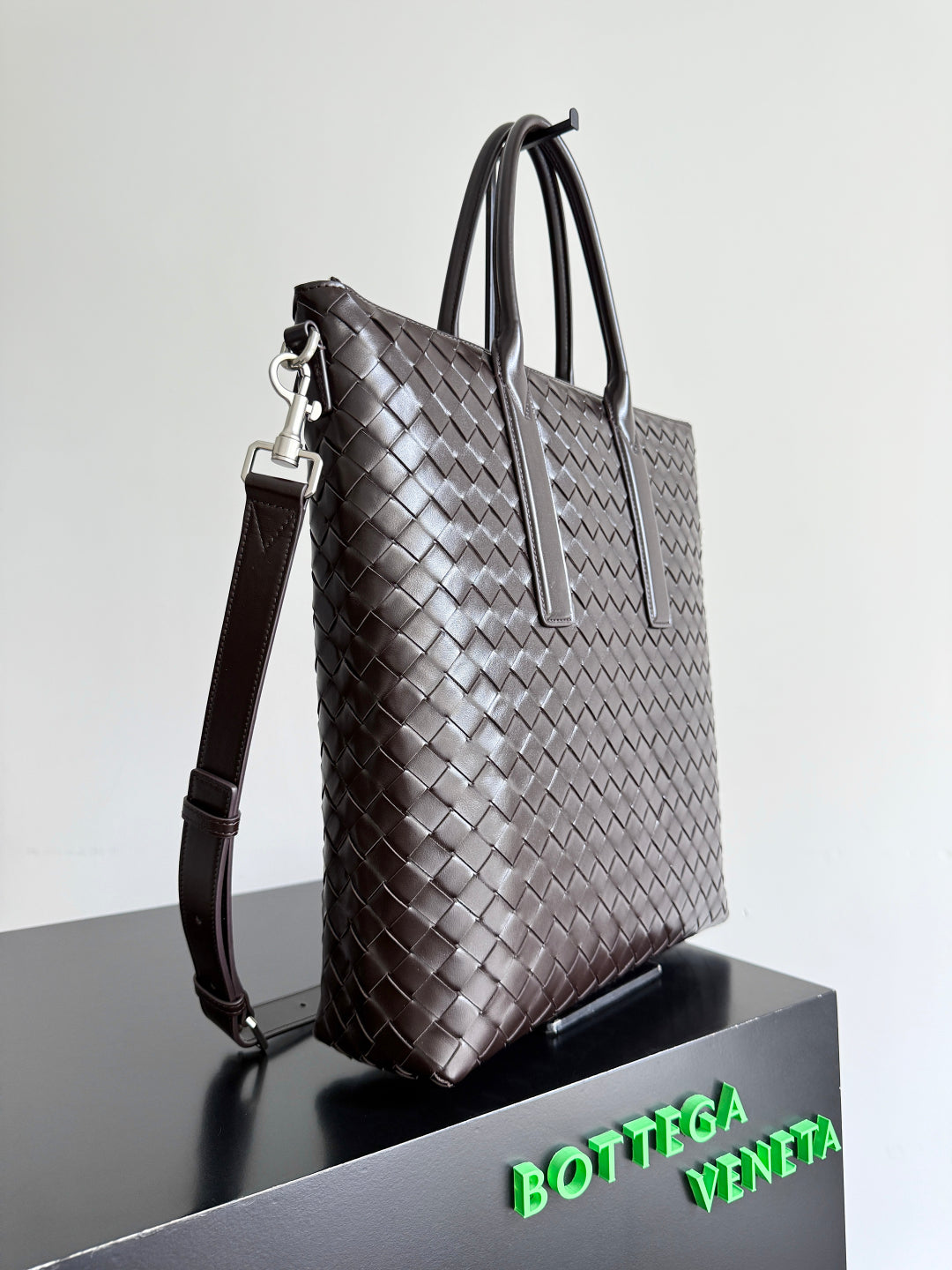 BOTTEGA VENETA 25S ANDIAMO LARGE INTRECCIATO 39 IN DARK BROWN CALFSKIN House Of Sarah