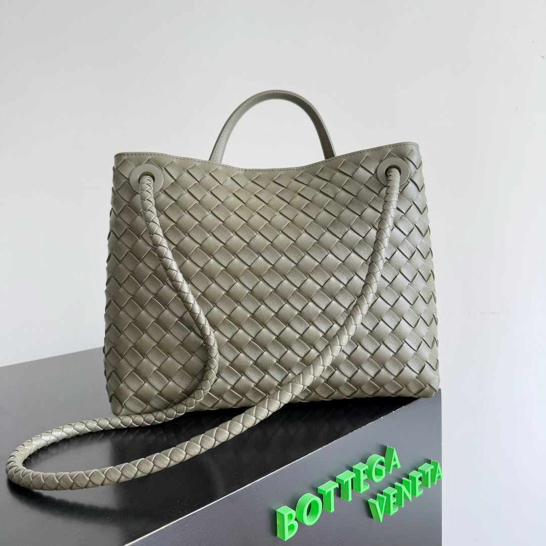 BOTTEGA VENETA 25S MEDIUM ANDIAMO 32 IN OLIVE GREEN CALFSKIN GOLD HARDWARE House Of Sarah