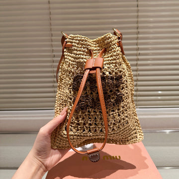 DRAWSTRING BUCKET BAG 25 IN NATURAL CROCHET RAFFIA WITH BROWN WOVEN LOGO House Of Sarah