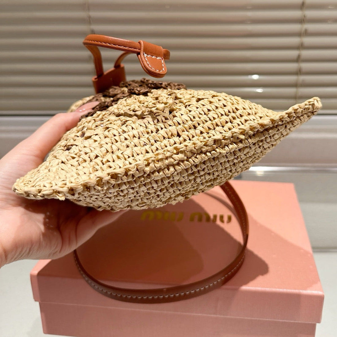 DRAWSTRING BUCKET BAG 25 IN NATURAL CROCHET RAFFIA WITH BROWN WOVEN LOGO