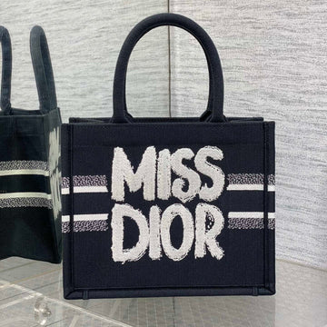 BOOK TOTE 26 IN BLACK MIX WHITE CANVAS 226506 House Of Sarah Bags