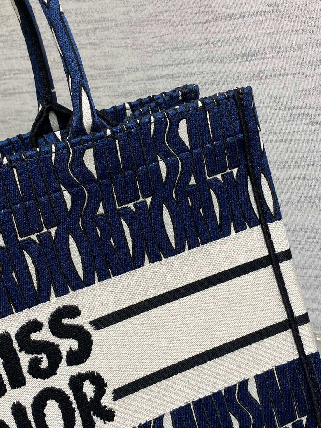 MISS MEDIUM TOTE 36 IN WHITE MIX DEEP COVE BLUE CANVAS By House Of Sarah