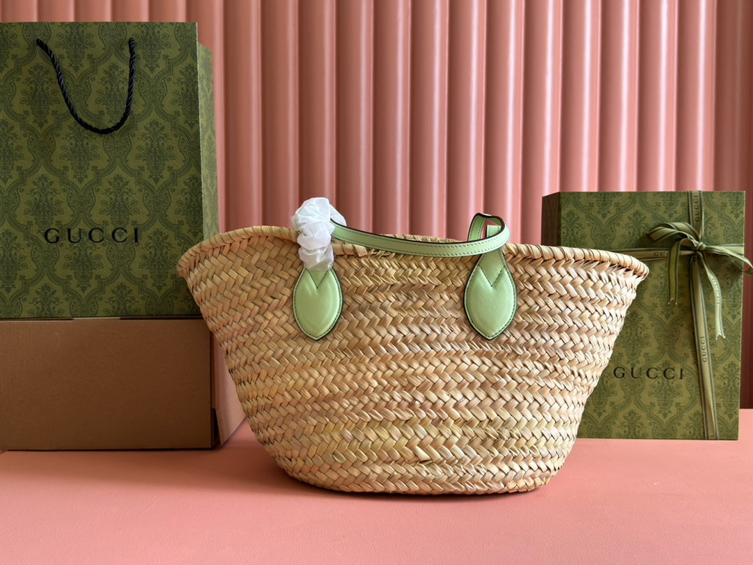 SMALL TOTE BAG 26 WITH LOGO IN NATURAL-COLORED STRAW AND LIGHT GREEN CALFSKIN HANDLE House Of Sarah