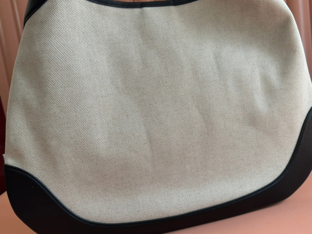 BODY MEDIUM SHOULDER BAD 49 IN NATURAL CANVAS AND BLACK CALFSKIN GOLD HARDWARE House Of Sarah