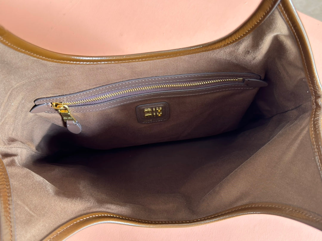 IVY 40 TOTE IN BROWN PATENT CALFSKIN House Of Sarah Bags