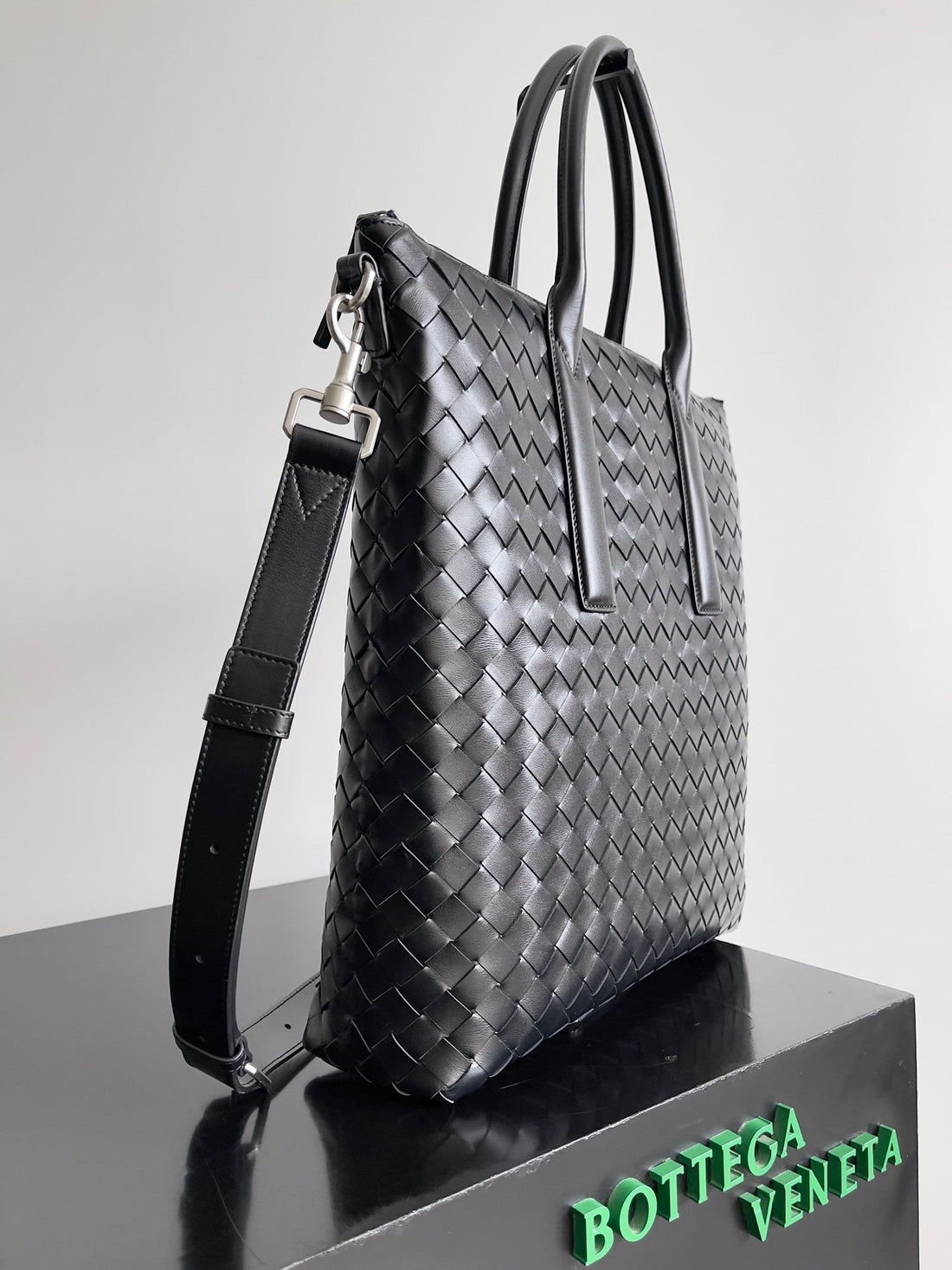 BOTTEGA VENETA 25S ANDIAMO LARGE INTRECCIATO 39 IN BLACK CALFSKIN House Of Sarah Bags